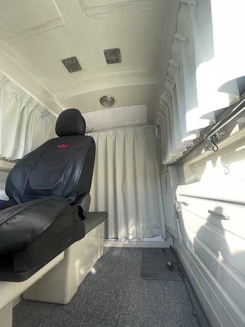 ヤンマーEX32のキャビン内の後方リアガラスにカーテン取り付け。岡山県遊漁船HORIZON