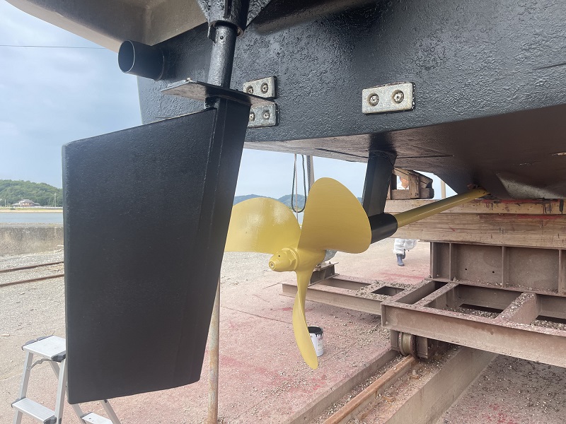 プロペラにペラクリンと言う特殊な塗料を塗る。船艇掃除 遊漁船HORIZON